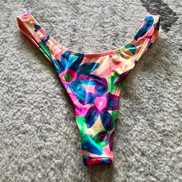 Flower Bikini Bottoms 🌸 - Picture 1 of 4